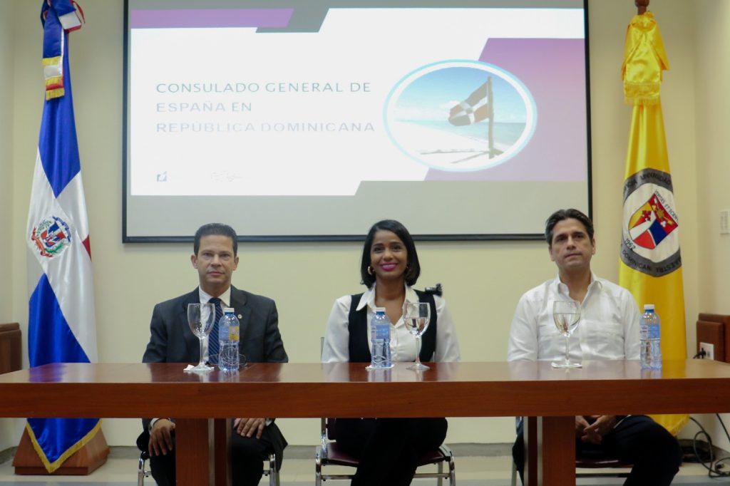 Conferencia busca favorecer emigración de descendientes de españoles radicados en RD Edwin Espinal Hernandez director Escuela de Derecho PUCMM Machelin Diaz conferencista y Miguel Blasco Antuna presidente de la Junta Directiva del Centro Espanol de Santiago 2
