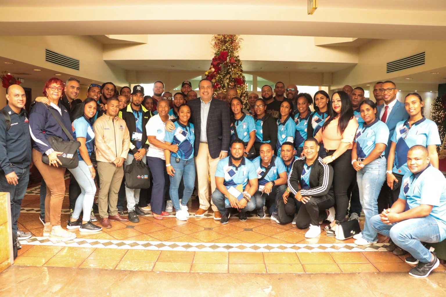 El director ejecutivo del Instituto Nacional de Educacion Fisica Alberto Rodriguez Mella junto a expositores y participantes del Congreso Internacional de Ciencias