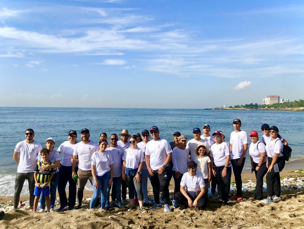 Equipo de voluntarios de Motor Credito durante la limpieza de playas noviembre 2024