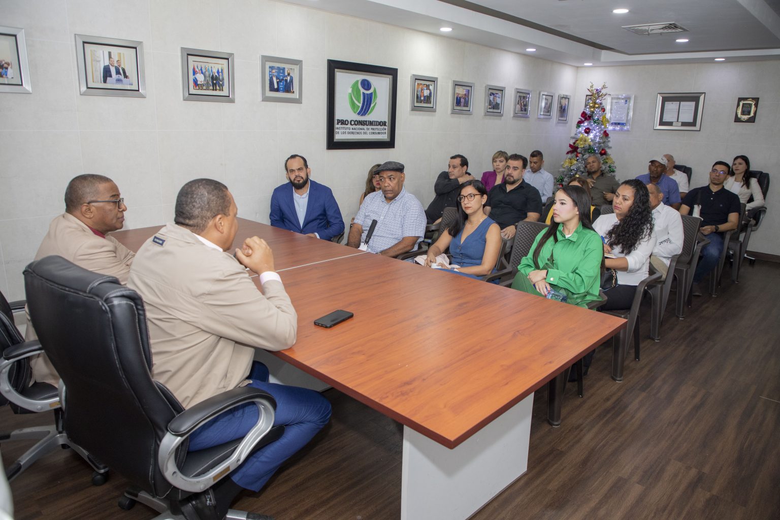 Foto El director ejecutivo de Pro Consumidor Eddy Alcantara en una reunion reciente con representantes de empresas embotelladoras de agua