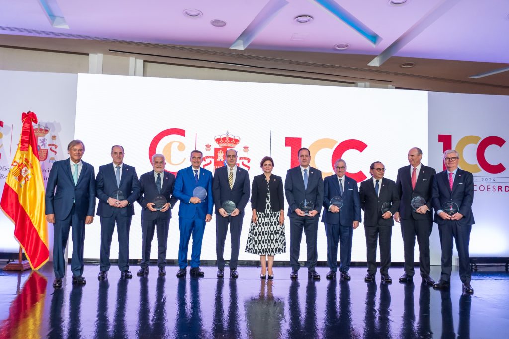 Cámara de Comercio de España celebró con una Cena de gala sus 100 años en RD Foto Principal II 5047 Raquel Pena Antonio Perez Hernandez y Torra y Francisco Paco Perez Menendez junto a los pasados presidentes de la Camara Oficial de Comercio de Espana en Republica Dominicana