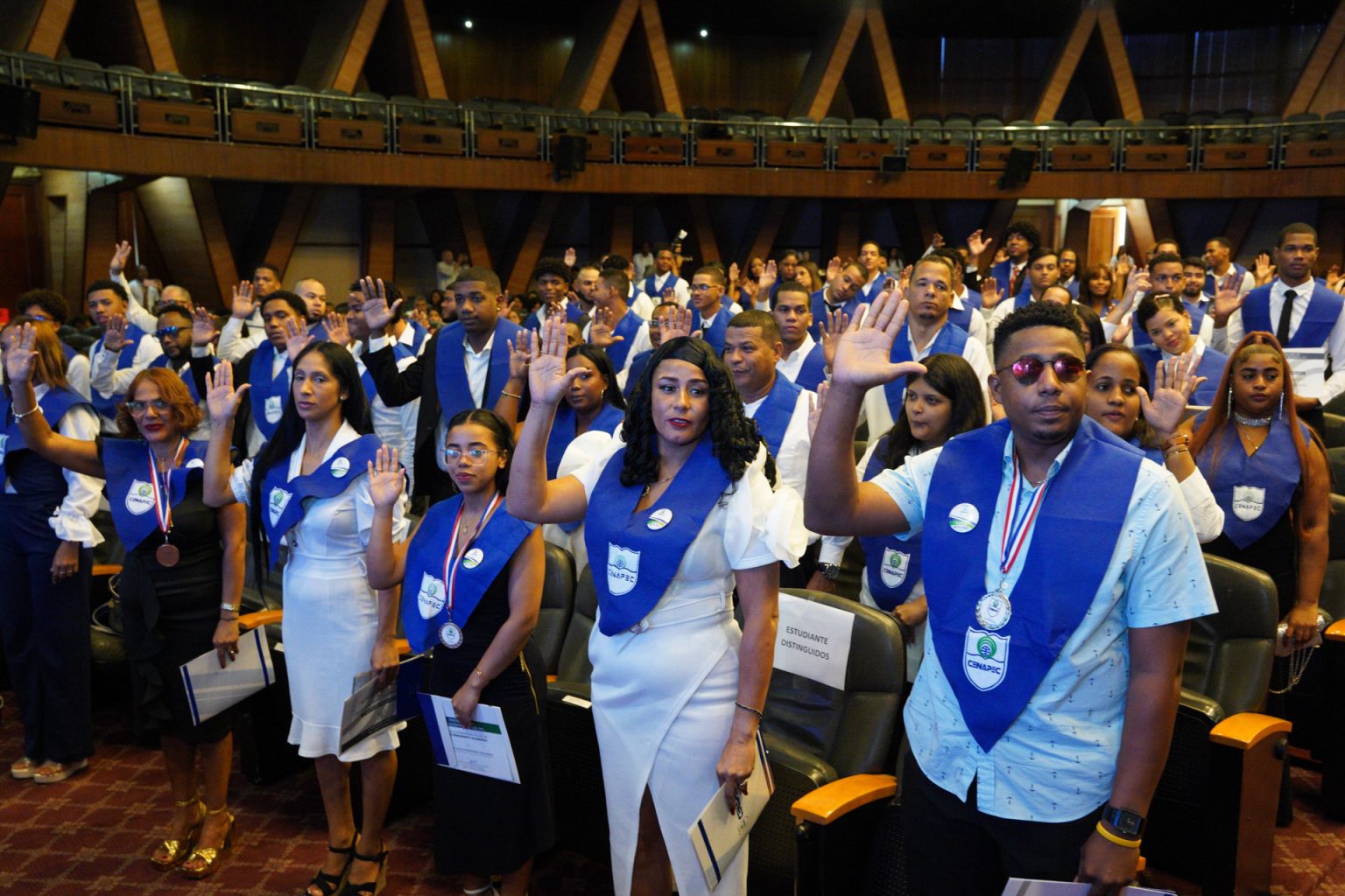 Graduandos durante su juramentacion