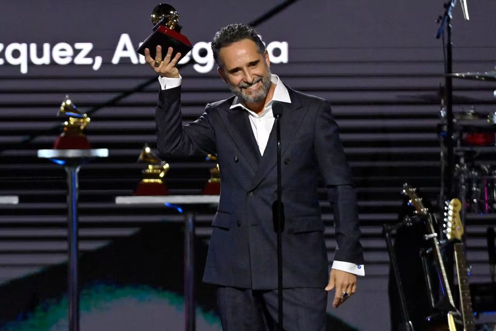 Jorge Drexler en la categoria de Mejor Cancion del Ano con su tema Derrumbe