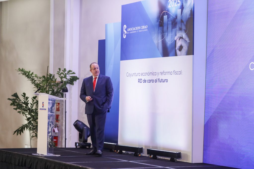 Asociación Cibao auspicia conferencias sobre perspectivas y desafíos económicos del país Magin Diaz macroeconomista durante su disertacion en Santo Domingo noviembre 2024