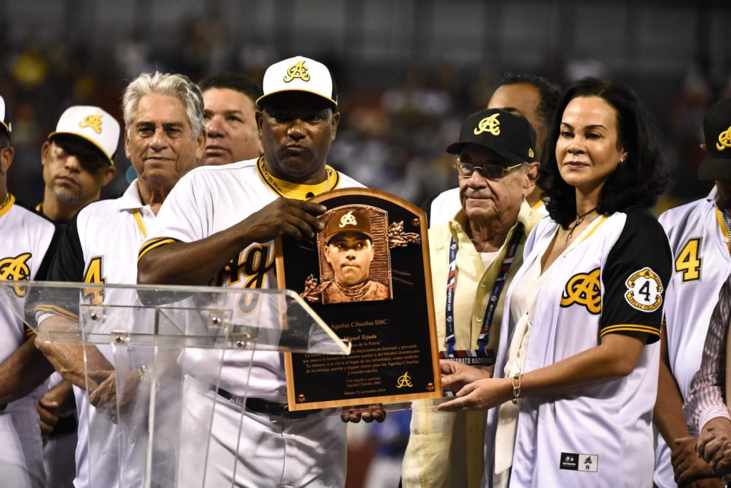 Miguel Tejada en retiro de su numero 4 por Aguilas Cibaenas