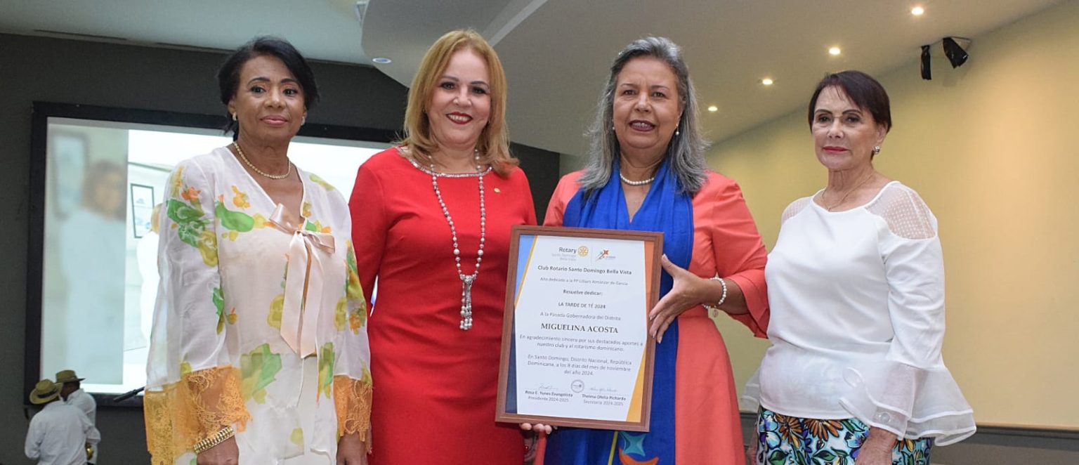 Miguelina Acosta recibe un reconocimiento de parte de Rosa Yunes Isabel Reyes y Thelma Ofelia Pichardo