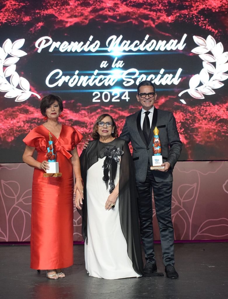 Mirna Pimentel junto a Jacqueline Ventura y Francisco Sanchiz