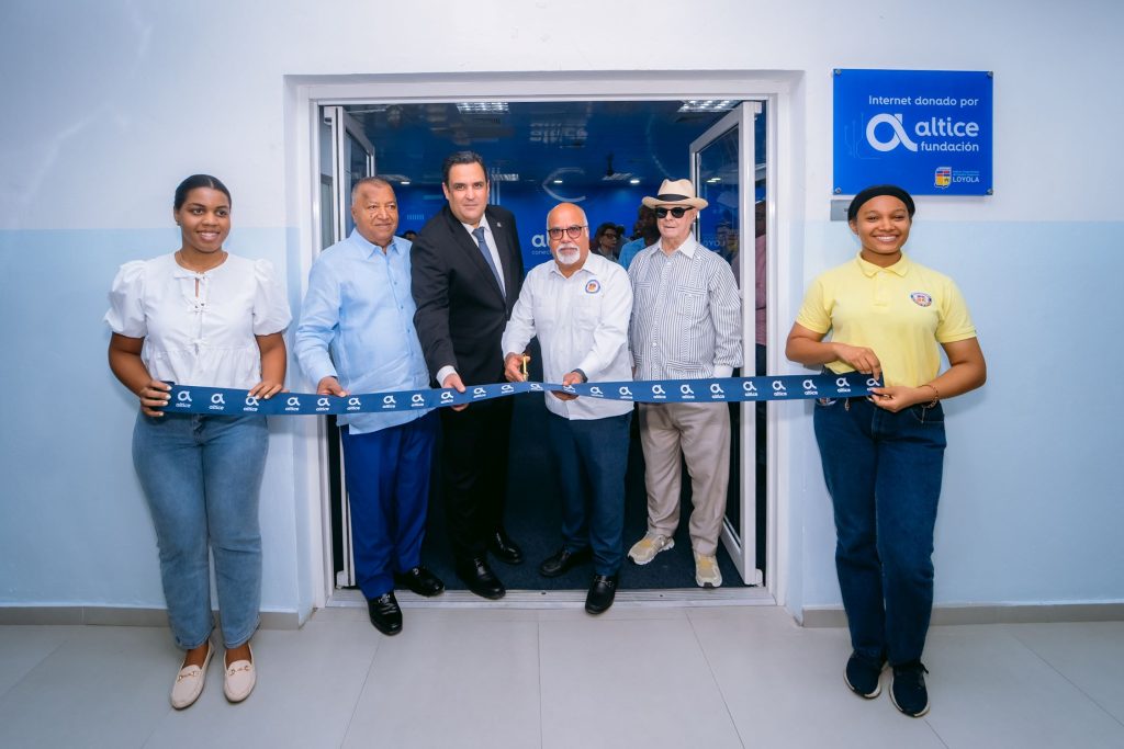 Fundación Altice y el Instituto Politécnico Loyola inauguran sala de Telepresencialidad para impulsar la innovación educativa Nelson de la Rosa Danilo Ginebra Jose Victoriano e Hipolito Mejia y estudiantes IPL