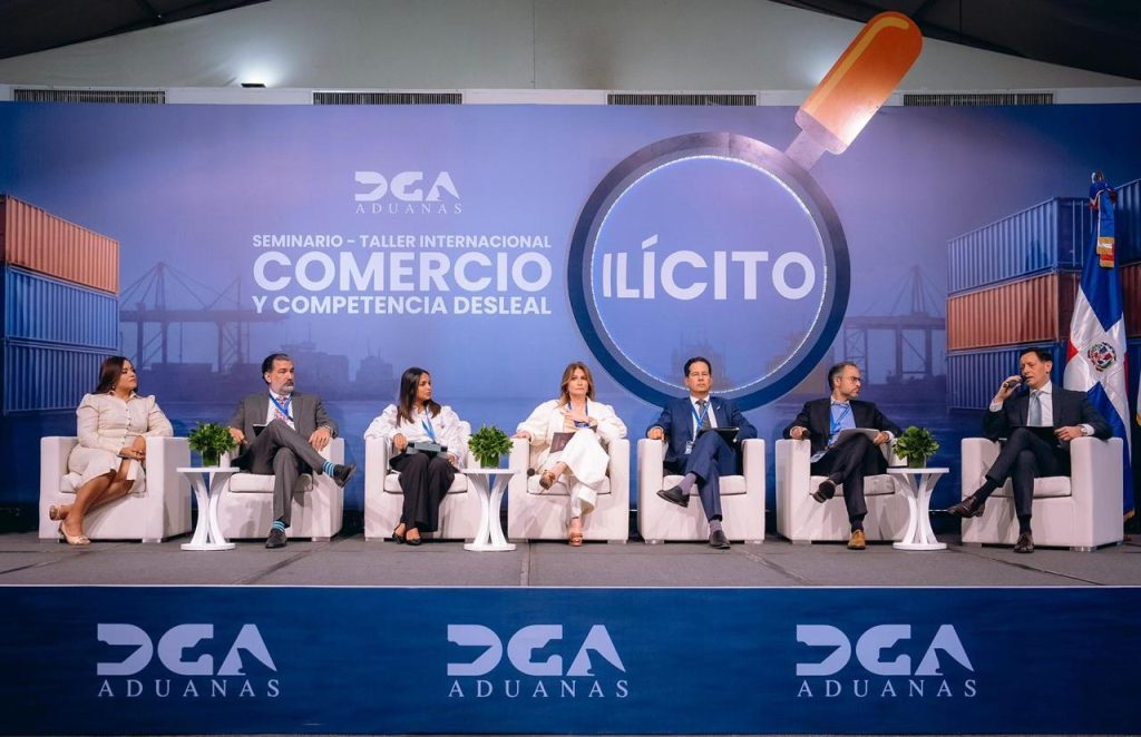 Panel Elementos que caracterizan el fenomeno del comercio ilicito en Republica Dominicana y perspectivas del sector privado de la Direccion General de Aduanas DGA