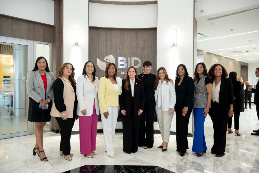 Bancos múltiples avanzan en la adaptación de los servicios financieros para impulsar mipymes lideradas por mujeres Panelistas y equipo coordinador We Finance Code