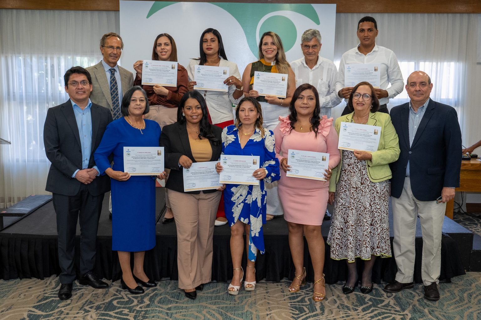 Participantes del programa Emprendimiento Familiar de Industrias San Miguel primera ediccion 1