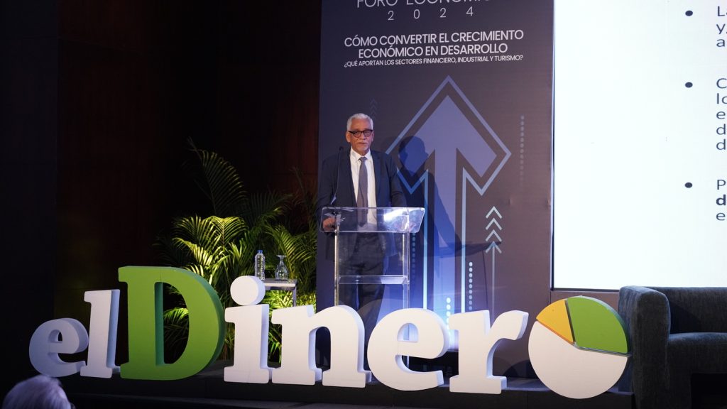 Raul Feliz durante su conferencia magistral Como convertir el crecimiento economico en desarrollo en el 4to Foro Economico elDinero 2024