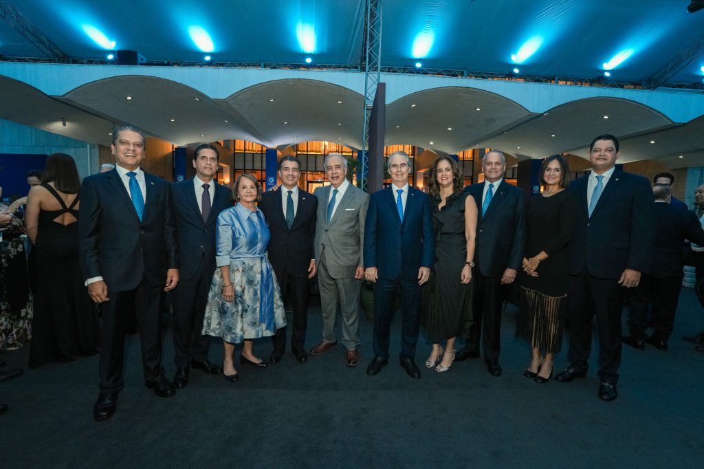 Banco Popular celebra la Navidad con cóctel corporativo y concierto sinfónico en Santiago Ricardo de la Rocha Miguel Blasco Clarissa Almanzar de Garcia Christopher Paniagua Felix Garcia Rene Grullon Lina Garcia Luis E. Espinola Larissa Garcia y Maikel Guerrero