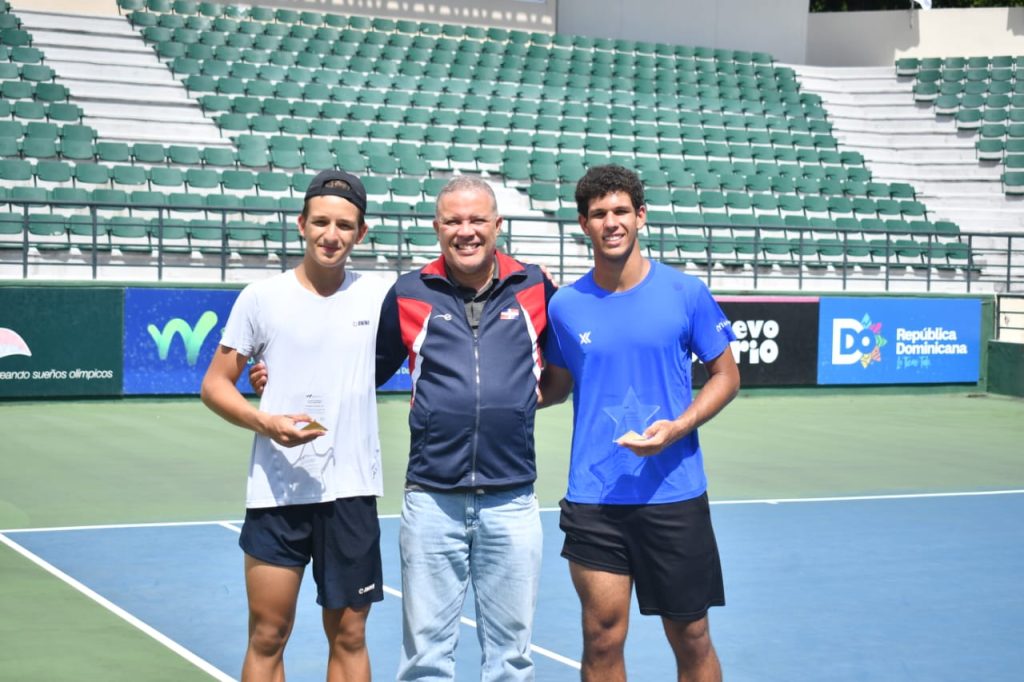 Rodrigo Moreira y Pedro Veloni premiados por Alexis Alcantara director y tesorero de Fedotenis