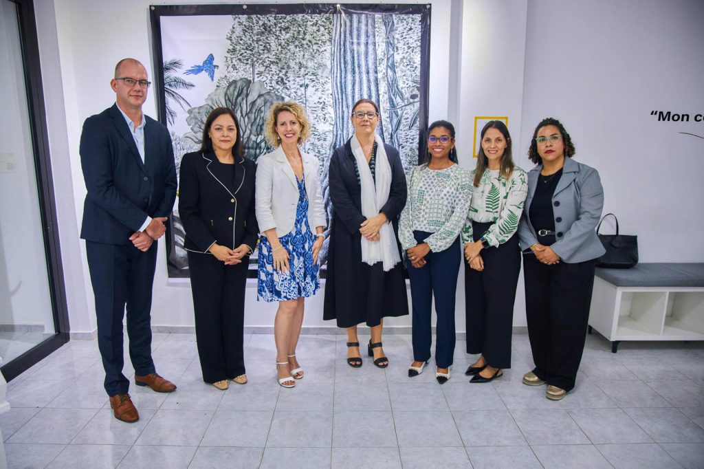Nueva embajadora de Francia inaugura exposición “Novembre Numérique” en la Alianza Francesa de Santiago Sonia Barbry Anthony Rhou y Ana Victoria Marcos eljacaguero