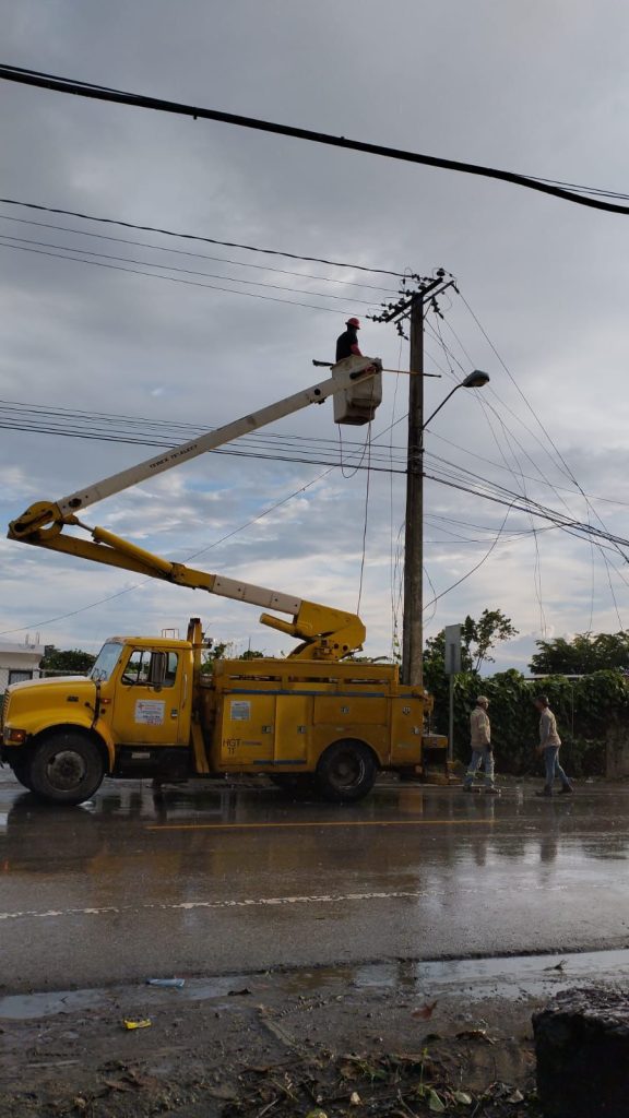 Tecnicos trabajando