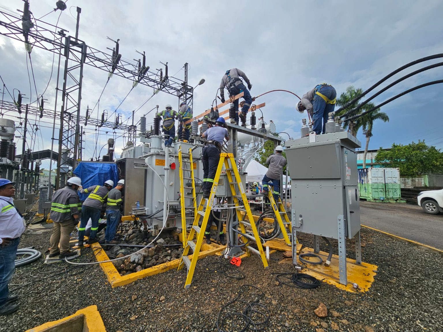 Tecnicos trabajando en la instalacion del nuevo transformador de potencia 20 MVA en Subestacion Pimentel