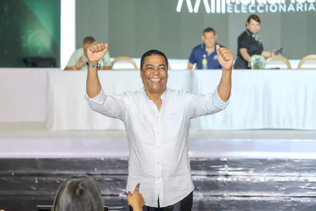 Victor D´Aza es reelegido por unanimidad como secretario general de la Liga Municipal Dominicana