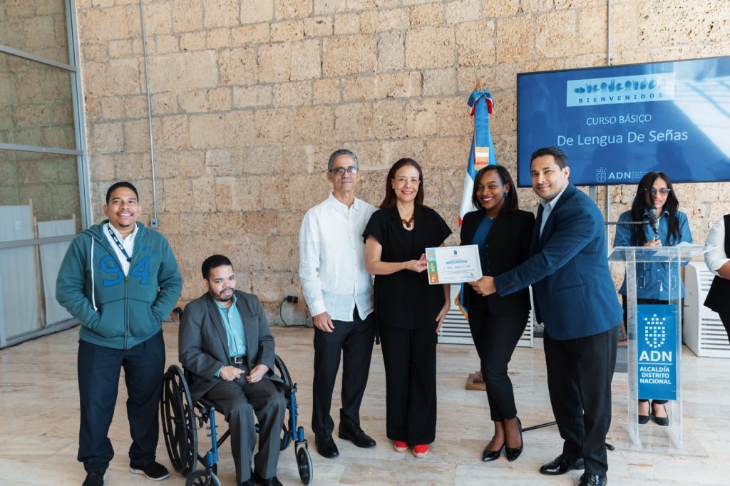 Alcaldía del Distrito Nacional capacita a colaboradores en lengua de señas WhatsApp Image 2024 11 20 at 2.47.10 PM