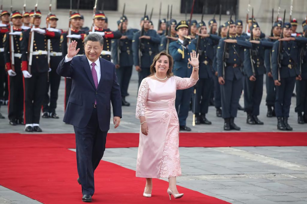 Xi Jinping y su homologa peruana Dina Boluarte desde Lima eljacaguero