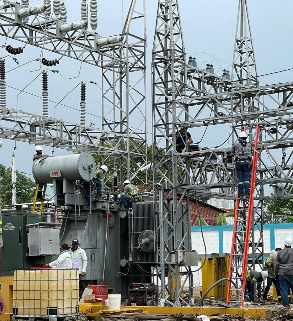 subestaciones trabajando en la instalacion del transformador de potencia 18 MVA