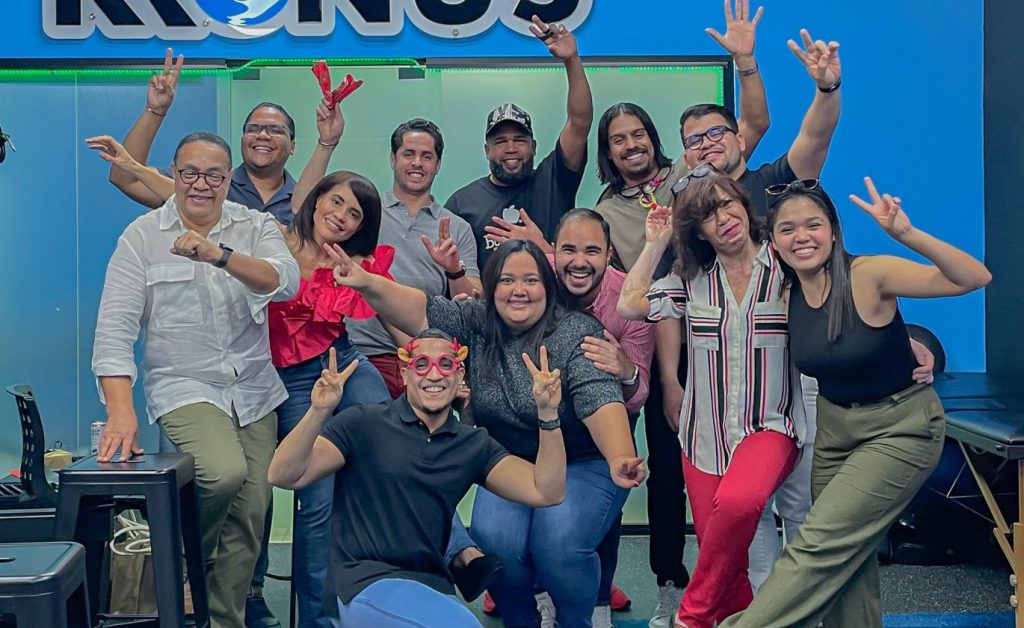 1. Foto Principal. Jeff Reyes junto a sus invitados. scaled e1735596180918