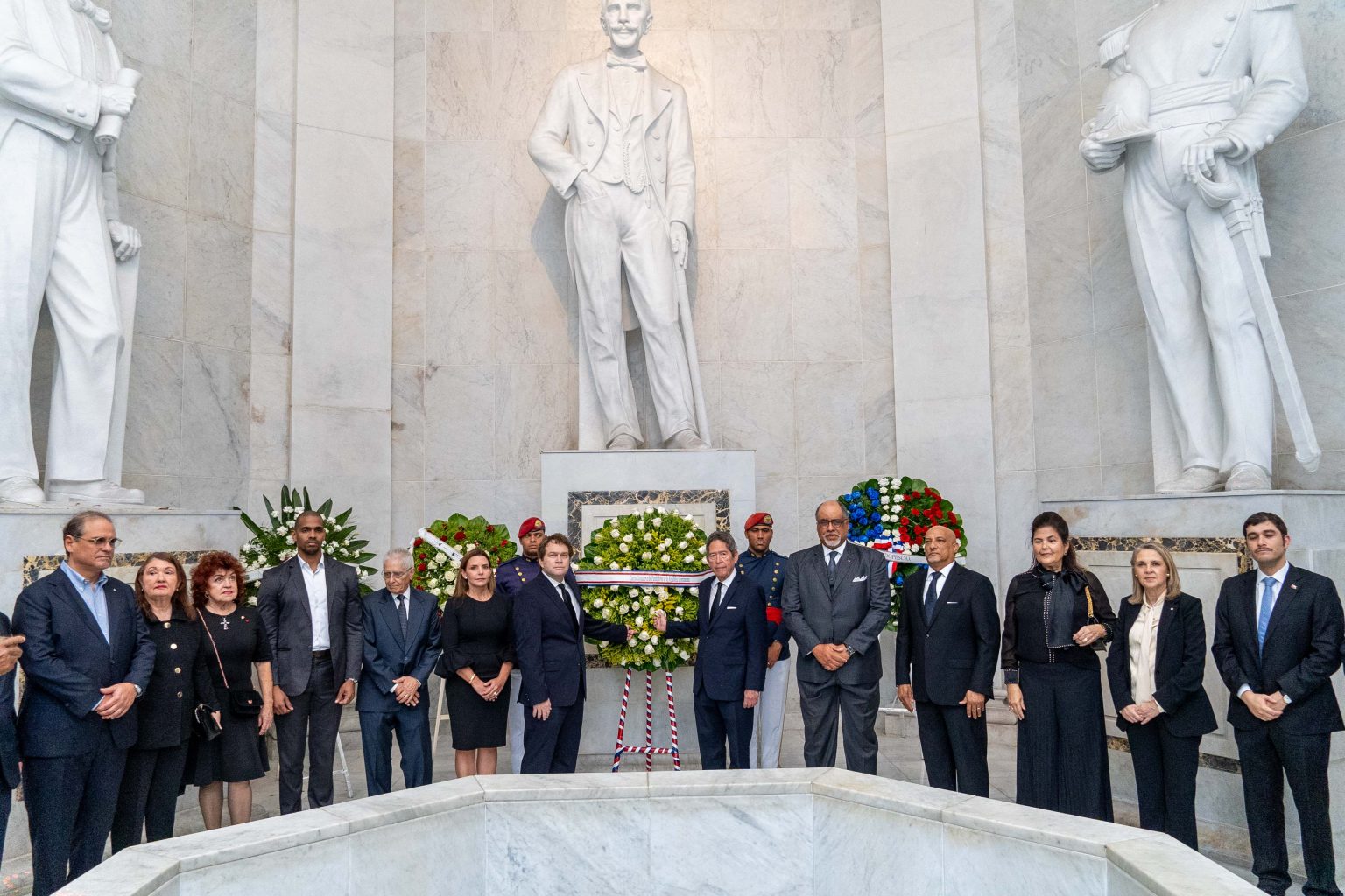 6269 Decano junto a miembros del Cuerpo Consular acreditado en la Republica Dominicana en la ofrenda floral