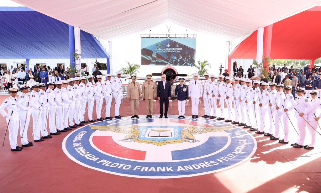 Abinader encabeza graduacion de 29 cadetes de la Fuerza Aerea en Ciencias Aeronauticas