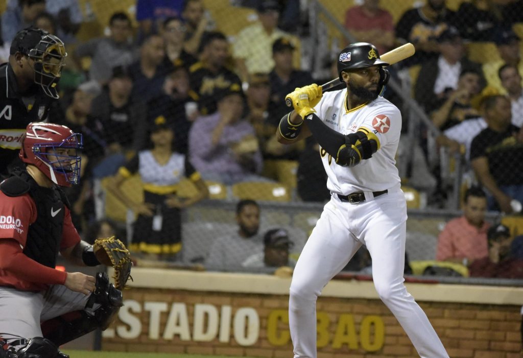 Águilas remontan y derrotan a los Leones en emocionante duelo en el Estadio Cibao Aderlin Rodriguez eljacaguero e1734091253296