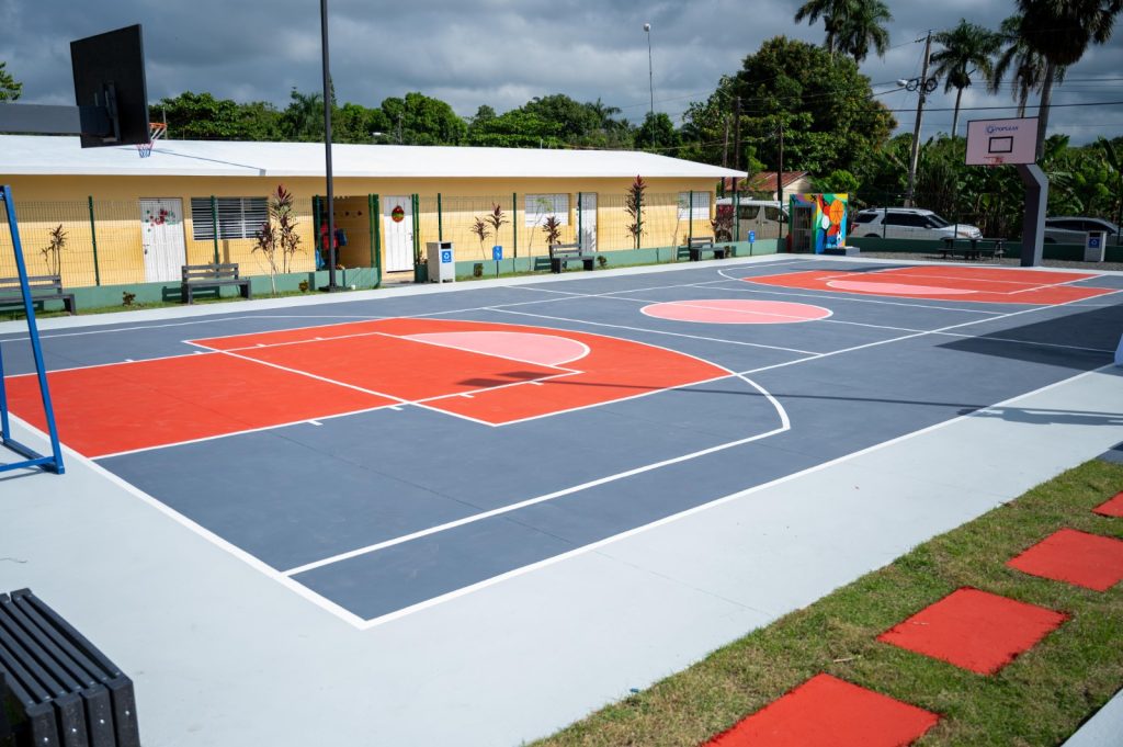 Banco Popular remoza cancha deportiva en Villa Tapia1