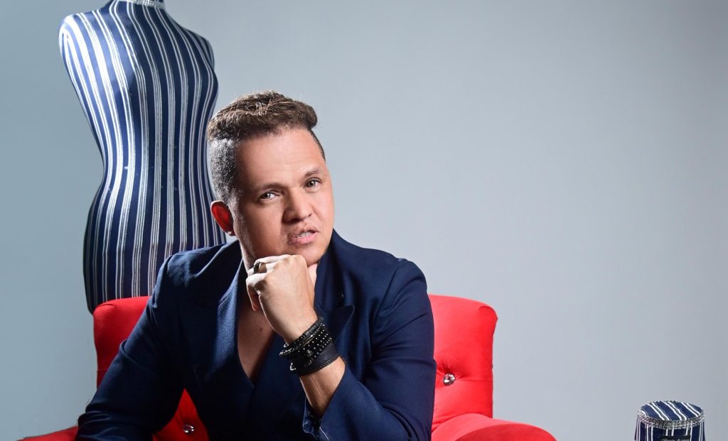 El diseñador dominicano Benito Antonio recibe el “Craftsmanship Award” en Global Couture USA 2024 Benito Anthonio scaled e1734139241618