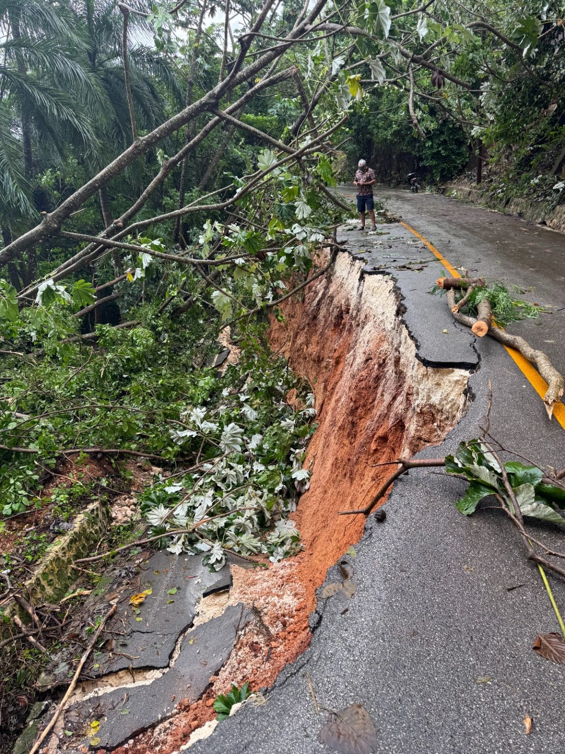 Derrumbe bloquea carretera en Cabrera y afecta a comunidades piden intervencion urgente