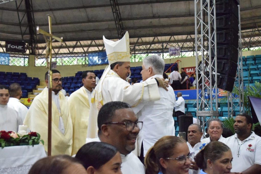 Eduardo Estrella saluda a monsenor Carlos Tomas Morel Diplan