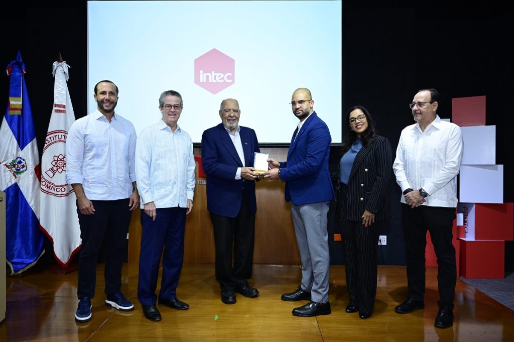 El Cluster de Dispositivos Medicos y Farmaceuticos de ADOZONA reconocio al INTEC por sus aportes en la formacion de profesionales de esa area