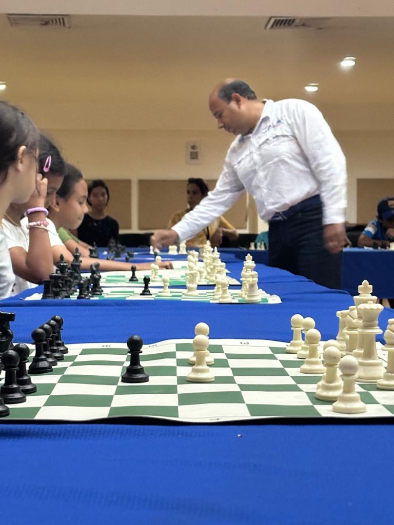 El Maestro de Ajedrez Lic. Braulio Ramirez durante la Simultanea.