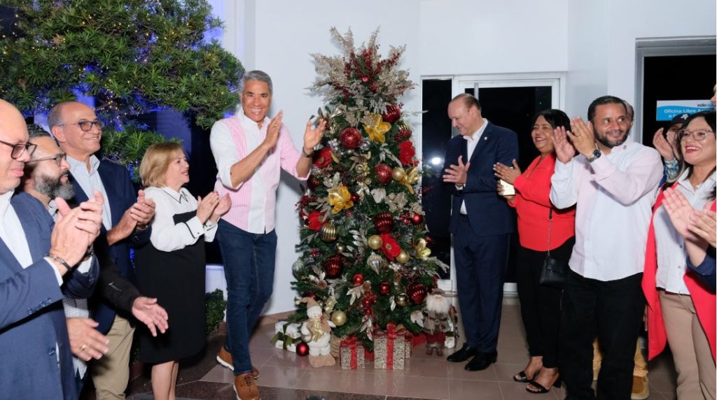 El gerente general de Edenorte junto a las autoridades en el encendido de luces y el arbol navideno