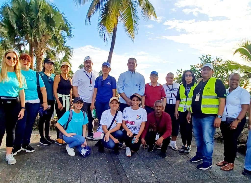 Jornada de limpieza de playa promueve la disposición sostenible de plásticos usados y protección del medio ambiente FOTO GRUPAL