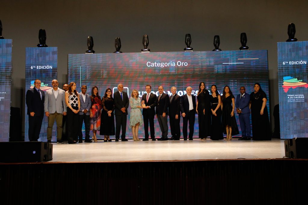 Autocamiones, S. A. es reconocida oro, en el renglón Gran Empresa, por el Premio Nacional a la Calidad del Sector Privado Foto Recepcion Premio Autocamiones