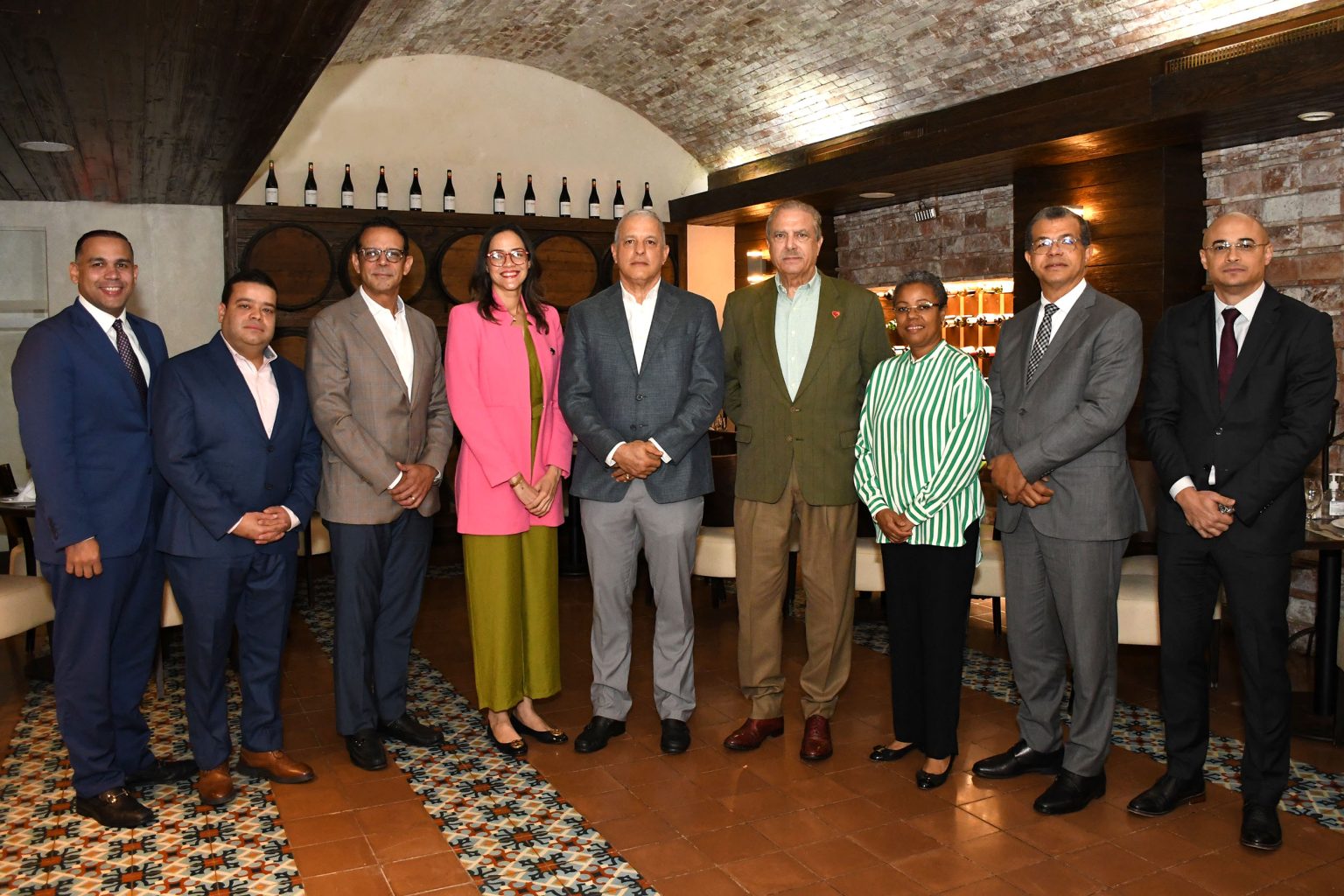 Fotografia Principal Doctores Jose Rafael Luciano Corazones Del Cibao Presidente y Pedro Urena Velasquez Moderno MCAVice Presidente acompanados de los demas miembros pertenecientes a la Sociedad Do