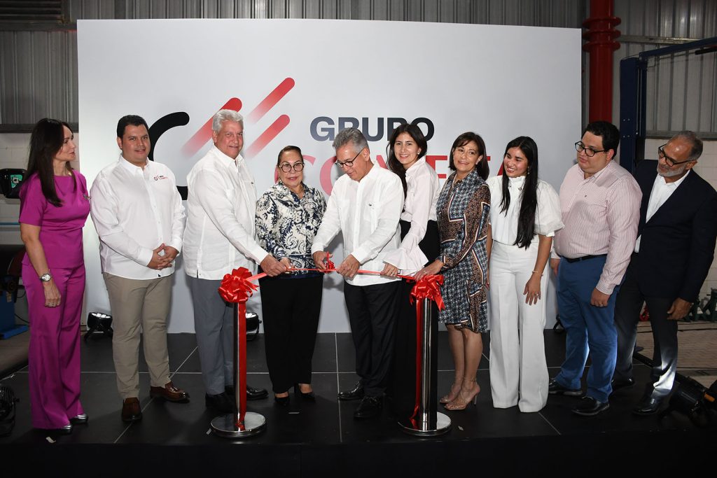 Grupo Cometa Rosa Santos Gobernadora de Santiago De Los Caballeros realiza corte de Cinta junto a