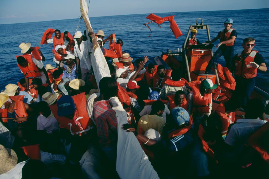 Guardia Costera de Estados Unidos llega a un barco de refugiados haitianos para repartir chalecos salvavidas