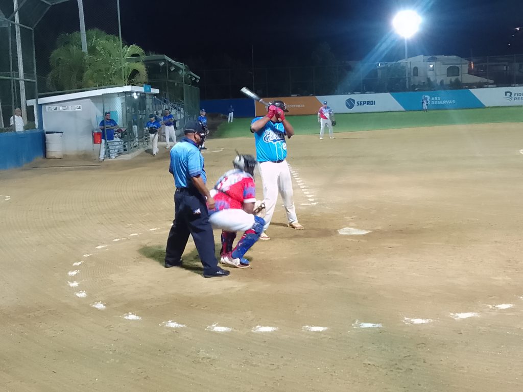 Edenorte y Coraasan dividen en el inicio de la semifinal de softbol en el torneo intergubernamental. IMG 20241210 195107