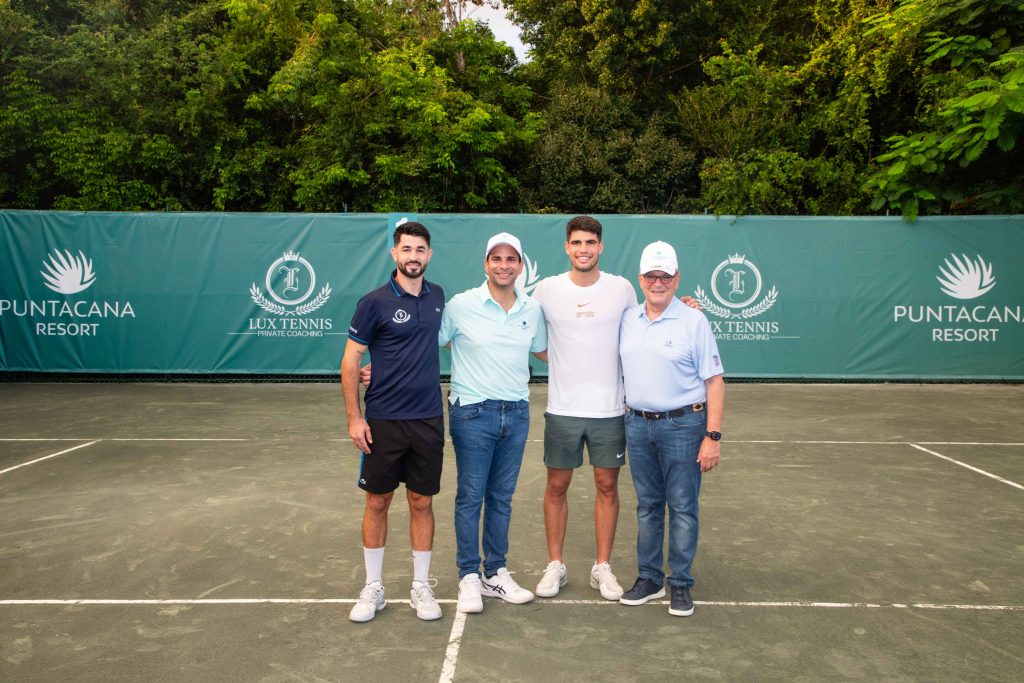 Puntacana Resort y LUX Tennis celebran un encuentro único con Carlos Alcaraz en el Centro de Tenis Oscar de la Renta Joan Soler Frank Elias Rainieri Carlos Alcaraz y Frank Rainieri