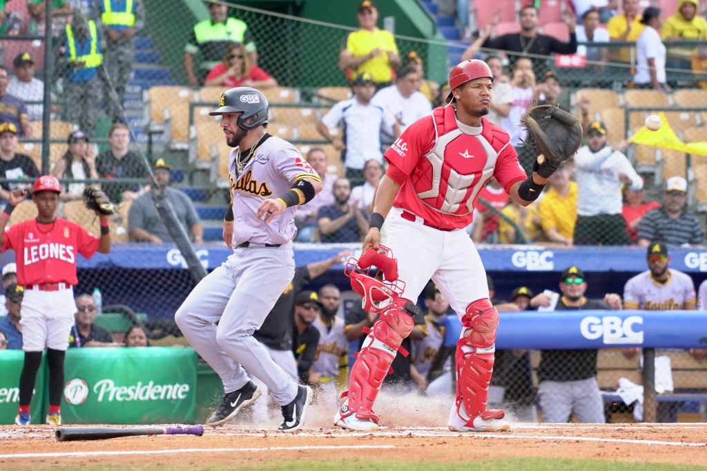 Águilas derrotan a Leones y se consolidan en el primer lugar de LIDOM Jose Caballero eljacaguero