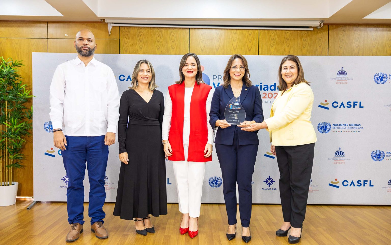 Josefina Navarro recibe en nombre del BHD Premio Voluntariado Solidario 1