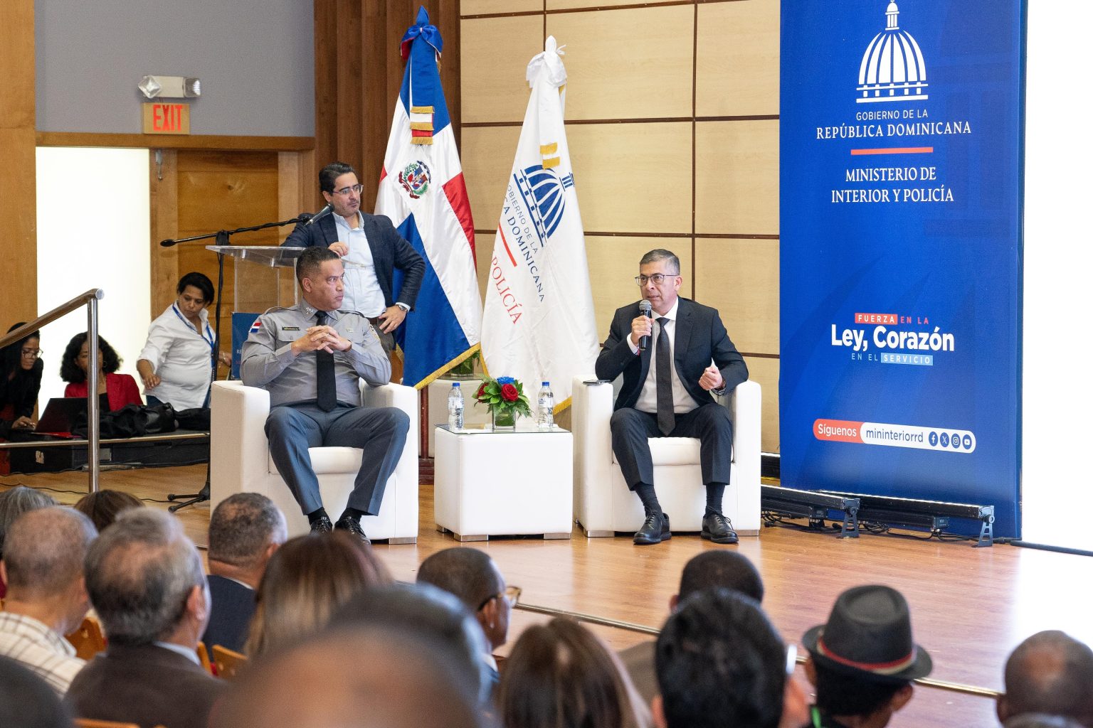 Luis Ernesto Garcia Comisionado Ejecutivo para la Reforma de la Policia Nacional junto a Bismarck Hernandez coronel de la Policia