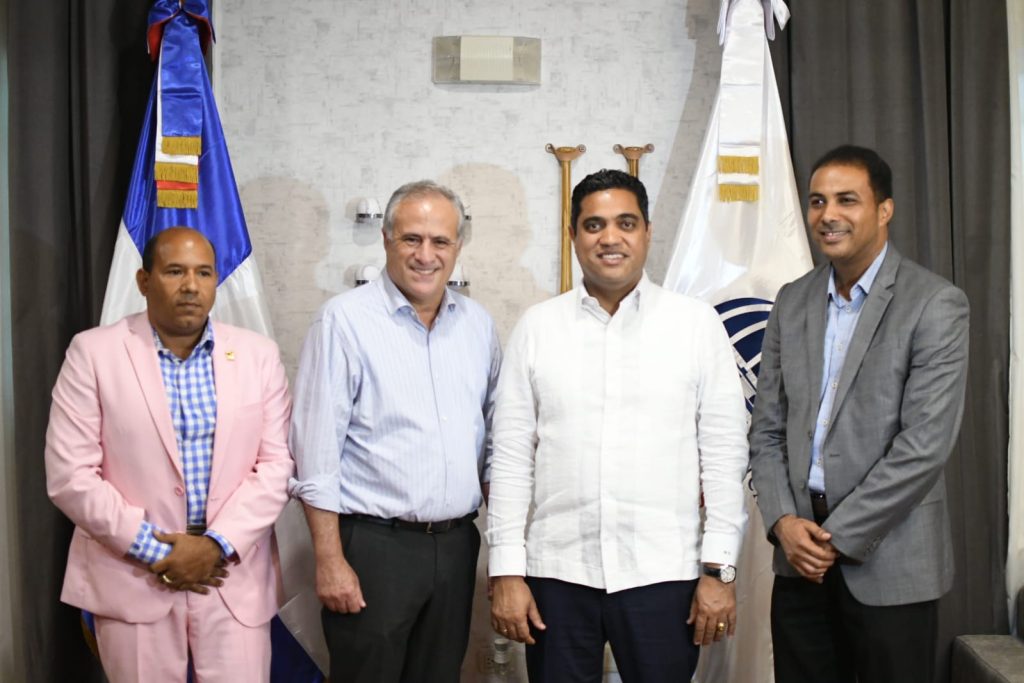Inicia el próximo sábado campeonato Gubernamental de Ajedrez dedicado al Ing. Kelvin Cruz, Ministro de Deportes y Recreación.   Maestro Braulio Ramirez Dr. Pedro Dominguez Brito Ing. Kelvin Cruz Ministro de Deportes y Wily Gonzalez presidente FDA