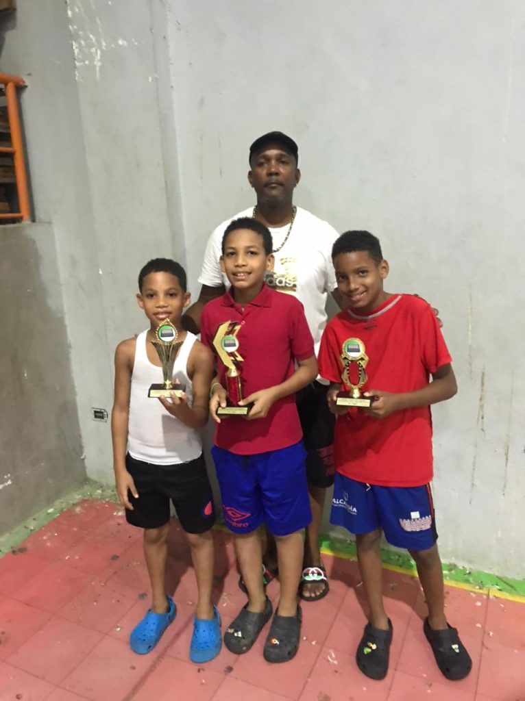 Melvin Gil galardona a Sócrates Silverio, Jared Reyes y Ángel Acosta.