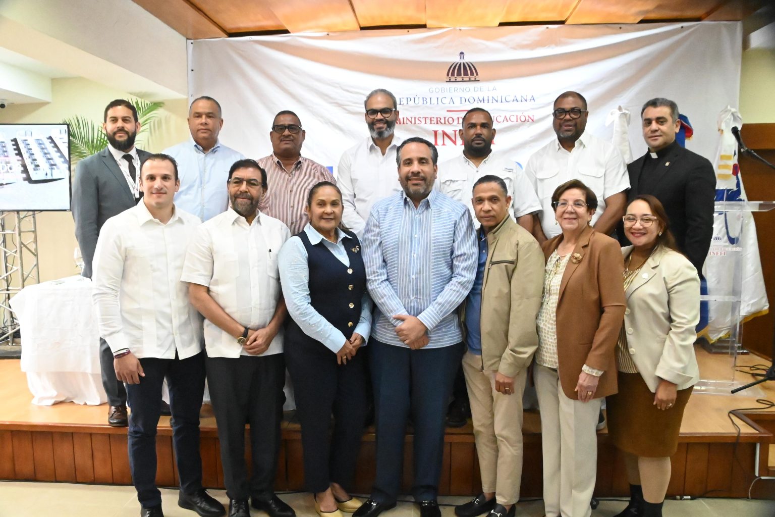 PIE DE FOTO 1 ALBERTO RODRIGUEZ MELLA JUNTO A FUNCIONARIOS DIRIGENTES Y TECNICOS SAN FRANCISCO DE MACORIS