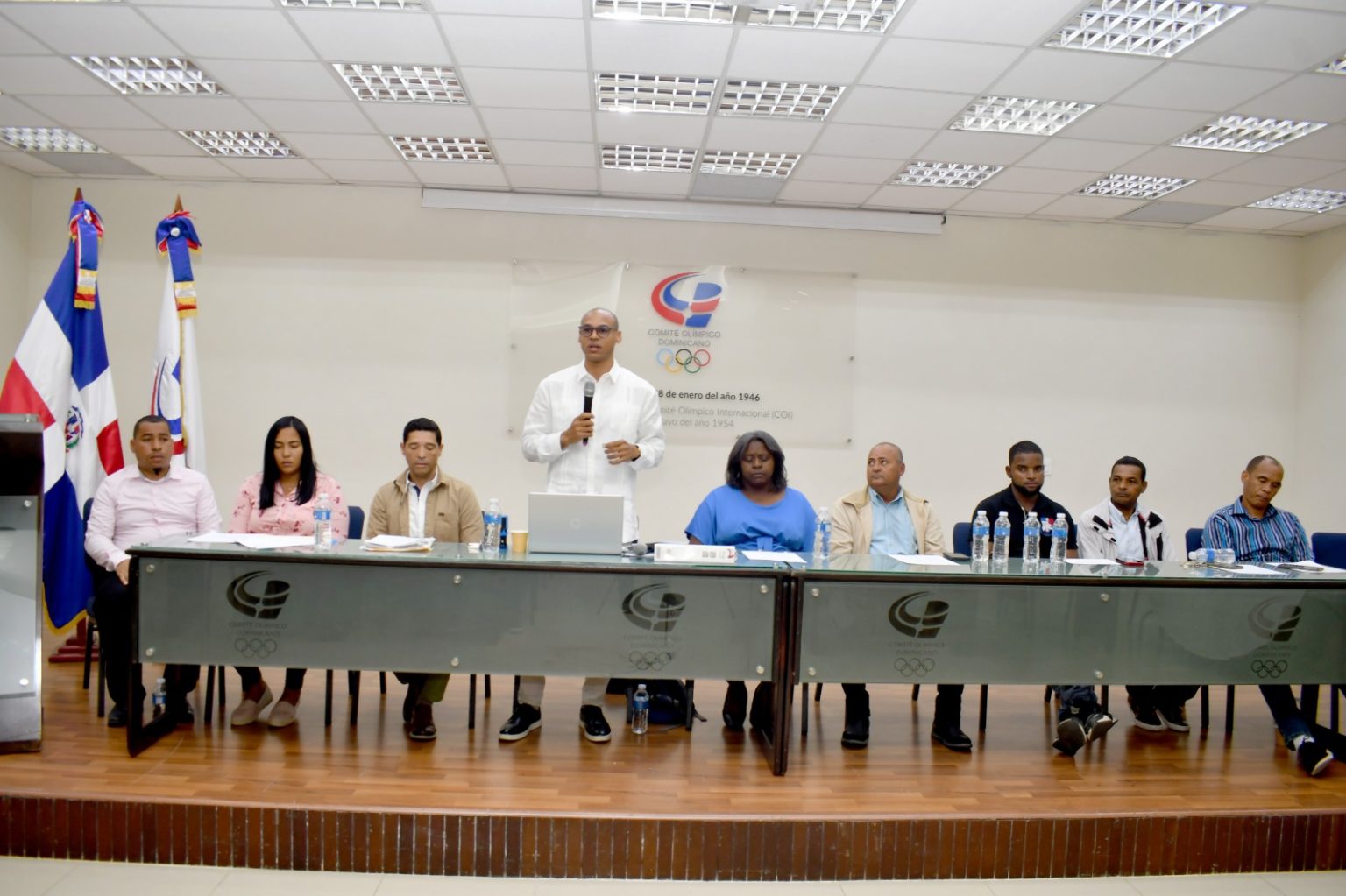 PIE DE FOTO 1 NELSON JAVIER OZUNA habla ante el comite directivo de la Federacion Dominicana de Badminton en un encuentro celebrado en el Comite Olimpico Dominicano COD